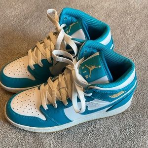 Youth Nike Air Jordan 1 Mid 4.5Y